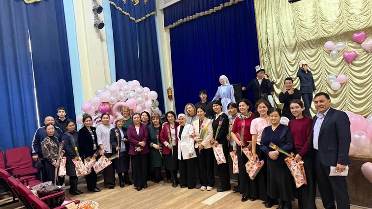 В Бишкекском Техническом колледже поздравили преподователей с 8-ым марта!